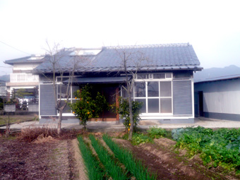 建物と畑